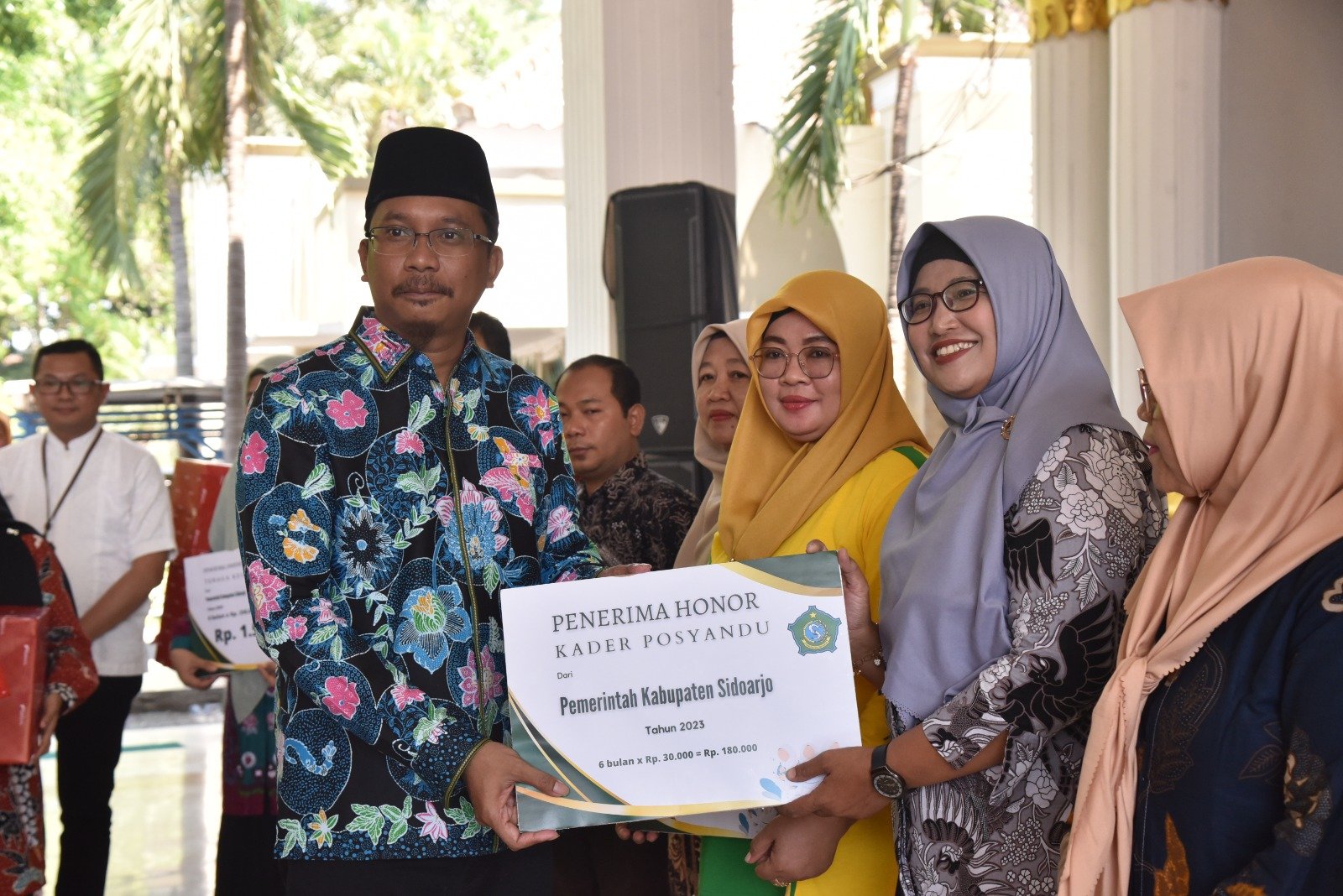 Terima Insentif dan Honor, Nakes dan Kader Kesehatan se Kecamatan Porong Tampakkan Wajah Berseri-seri