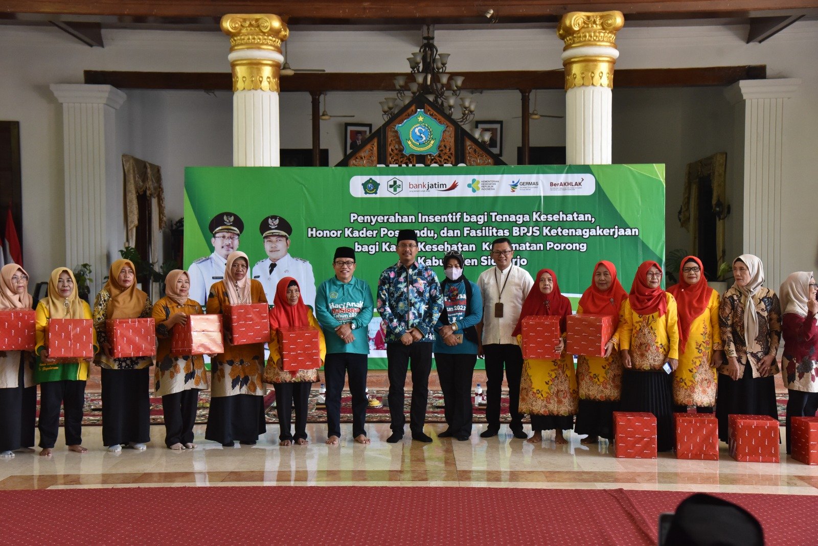 Terima Insentif dan Honor, Nakes dan Kader Kesehatan se Kecamatan Porong Tampakkan Wajah Berseri-seri