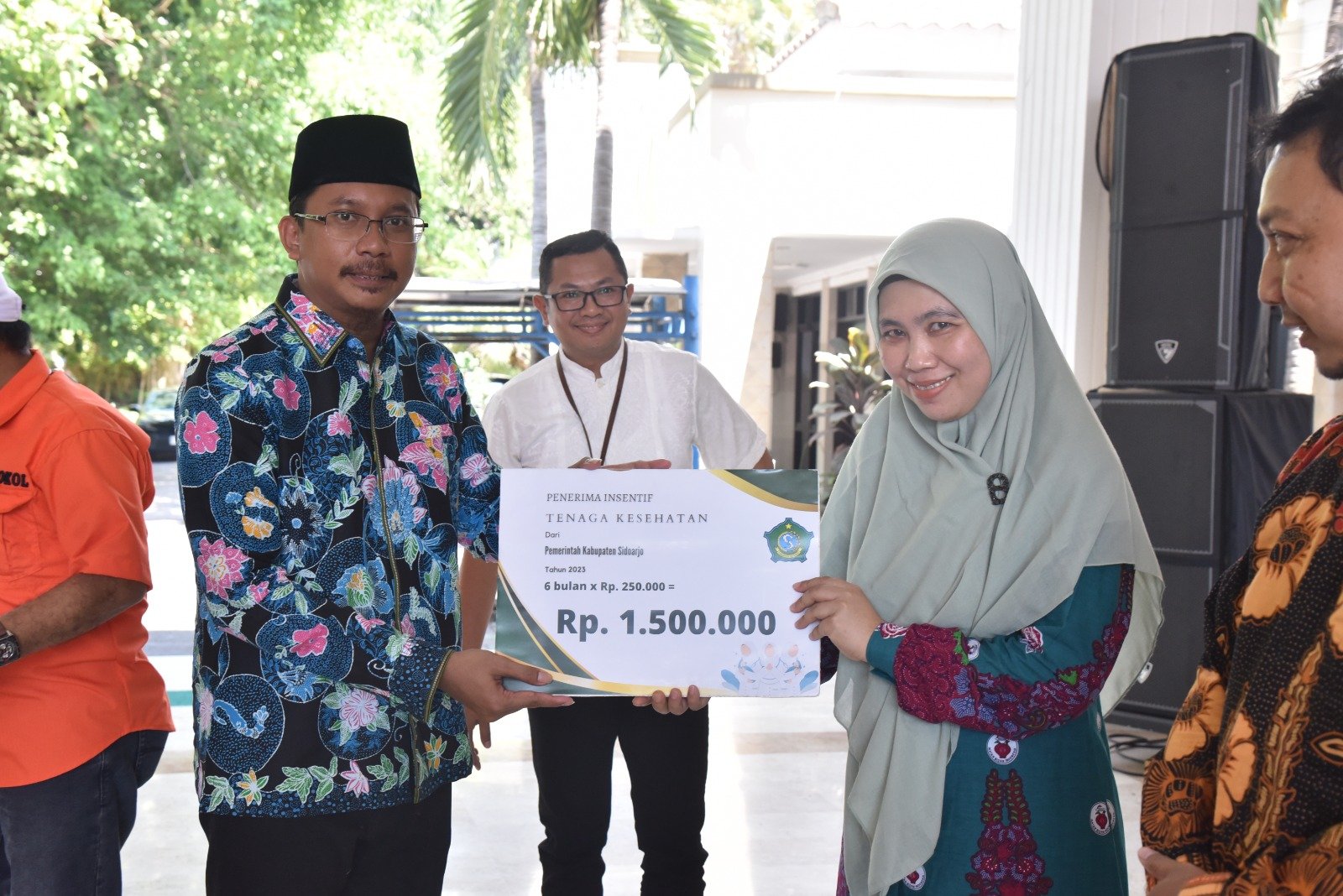 Terima Insentif dan Honor, Nakes dan Kader Kesehatan se Kecamatan Porong Tampakkan Wajah Berseri-seri