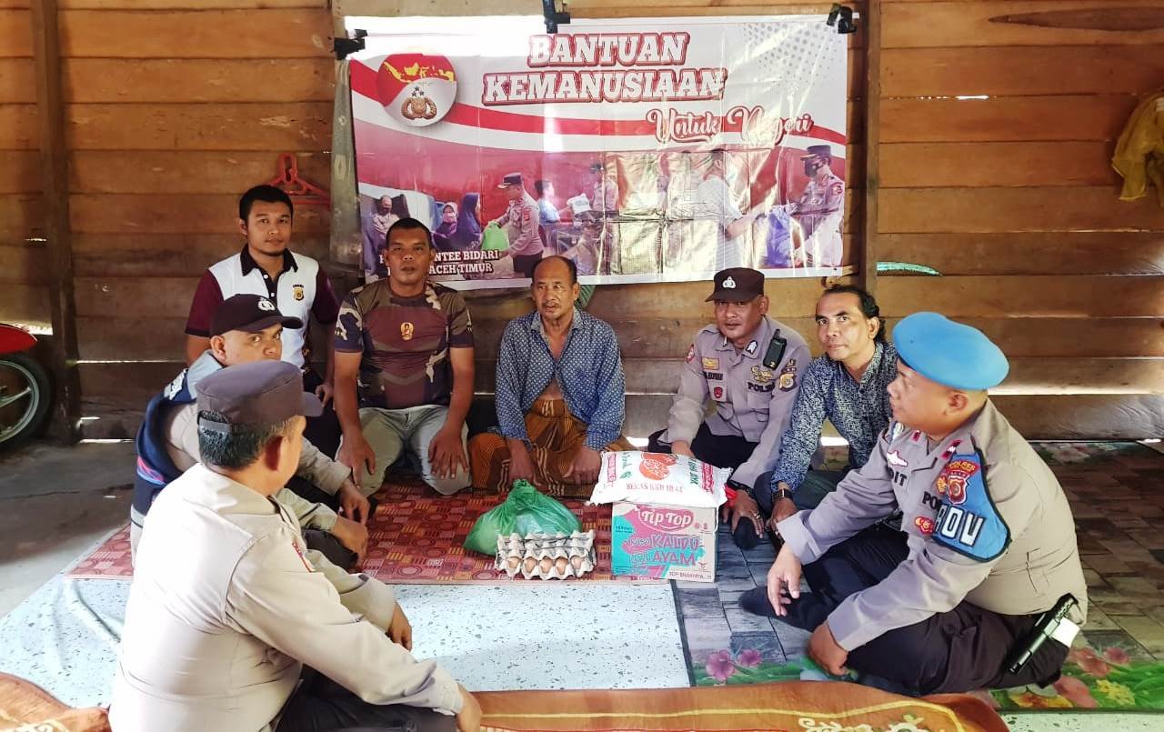 Rutin Gelar Jum'at Berbagi, Polsek Pantee Bidari Polres Aceh Timur Berikan Sembako kepada Masyarakat Kurang Mampu