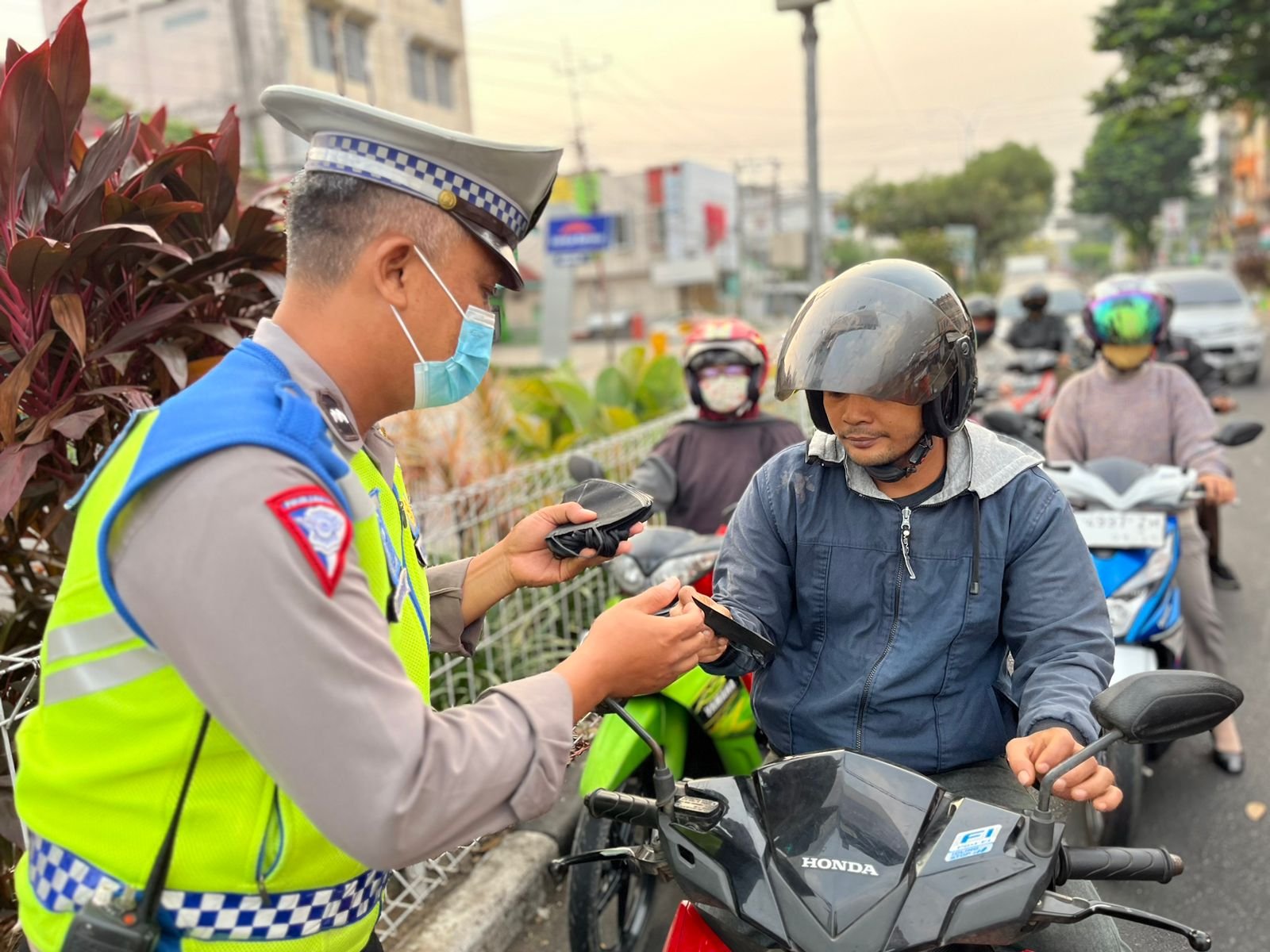 Satlantas Polresta Jambi Peduli Kesehatan Bagi-Bagi Masker Kepada Pengendara Roda Dua