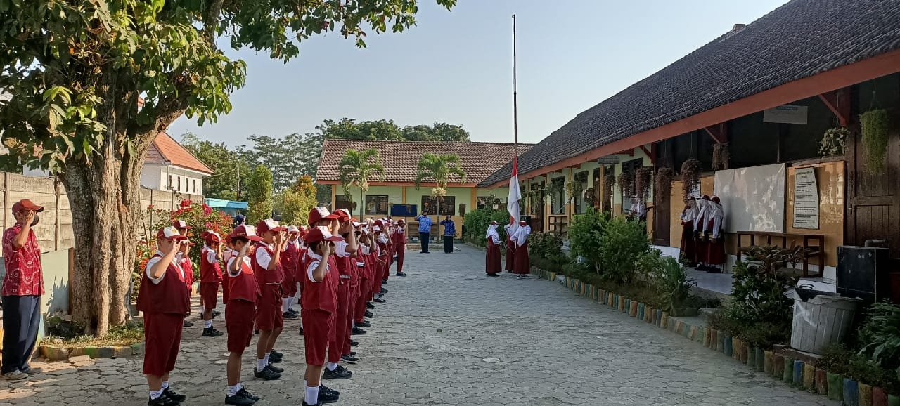 Momen Hari Kesaktian Pancasila, Babinsa Koramil 0815/16 Pacet Ingatkan Sejarah Bangsa