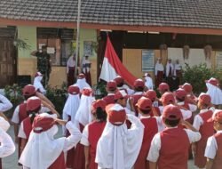 Momen Hari Kesaktian Pancasila, Babinsa Koramil 0815/16 Pacet Ingatkan Sejarah Bangsa
