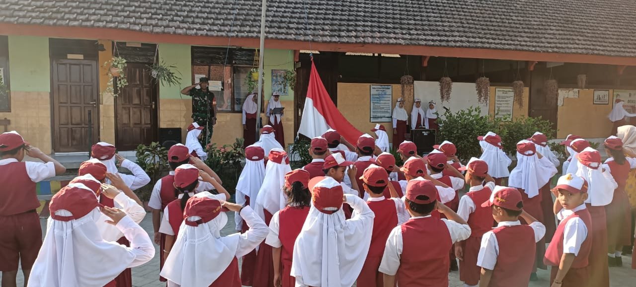 Momen Hari Kesaktian Pancasila, Babinsa Koramil 0815/16 Pacet Ingatkan Sejarah Bangsa