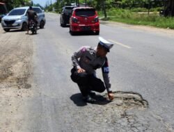 Jalan Berlubang, Satlantas Polres Aceh Timur Imbau Pengendara Berhati-hati