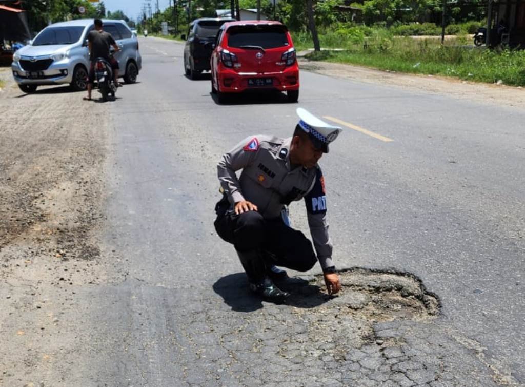 Jalan Berlubang, Satlantas Polres Aceh Timur Imbau Pengendara Berhati-hati