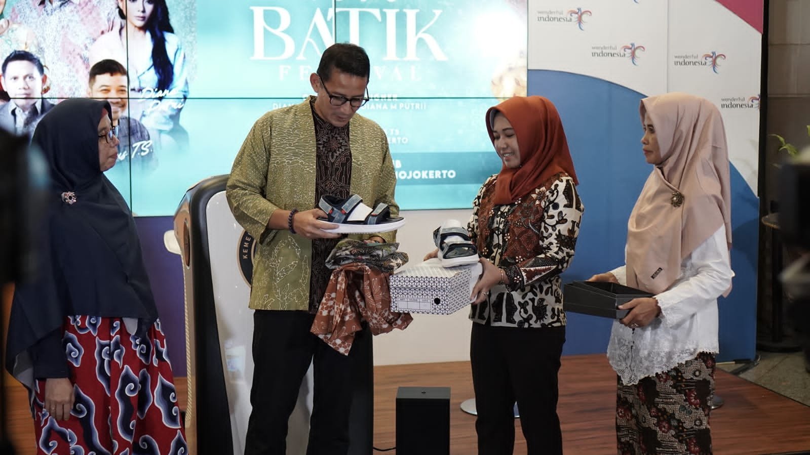 Gandeng KEMENPAREKRAF RI, Wali Kota Mojokerto Kenalkan Batik Motif Baru