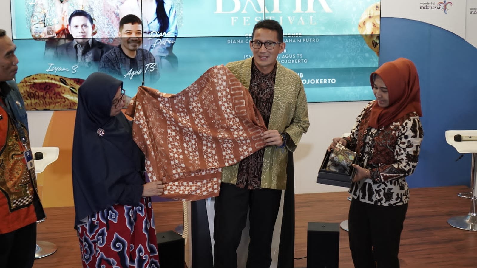 Gandeng KEMENPAREKRAF RI, Wali Kota Mojokerto Kenalkan Batik Motif Baru