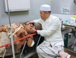 Tgk. M. Yunus Menjenguk Eks Kombatan GAM Yang Sedang Dirawat Di RS Zainal Abidin