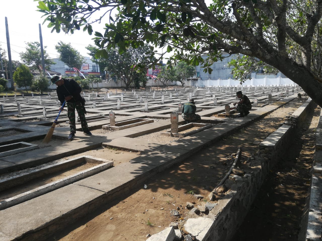 Jelang HUT Ke-78 TNI, Kodim 0815 Bareng Subkogartap Bersihkan TMP