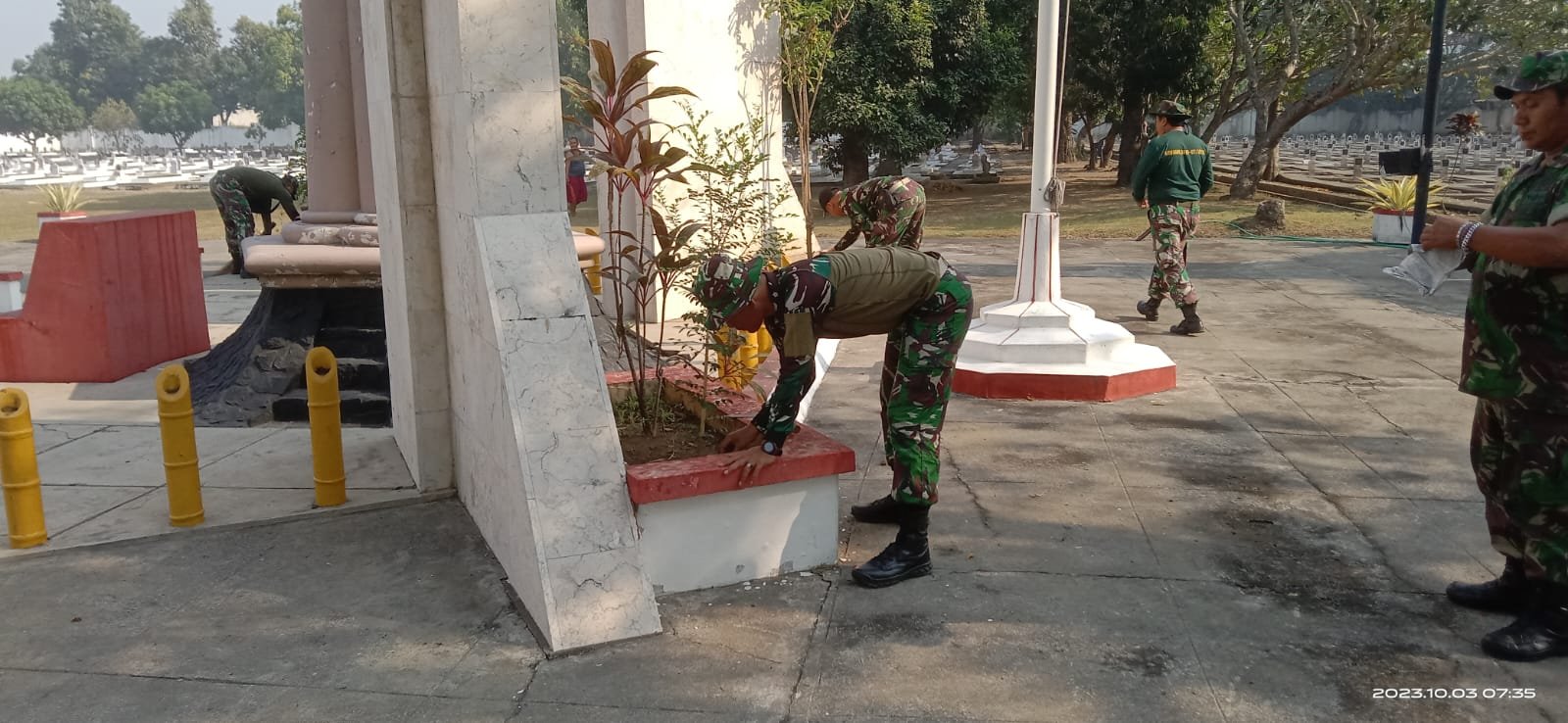 Jelang HUT Ke-78 TNI, Kodim 0815 Bareng Subkogartap Bersihkan TMP