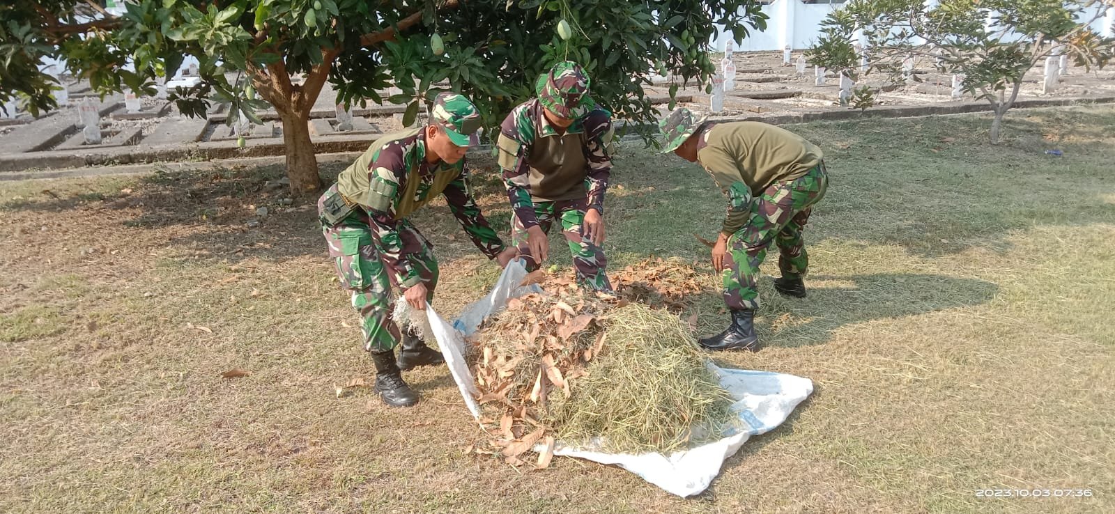 Jelang HUT Ke-78 TNI, Kodim 0815 Bareng Subkogartap Bersihkan TMP