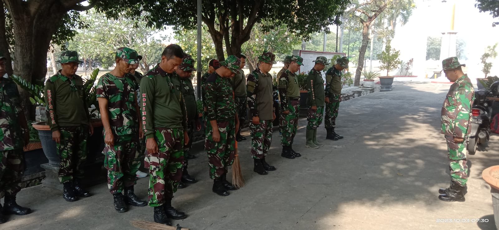 Jelang HUT Ke-78 TNI, Kodim 0815 Bareng Subkogartap Bersihkan TMP