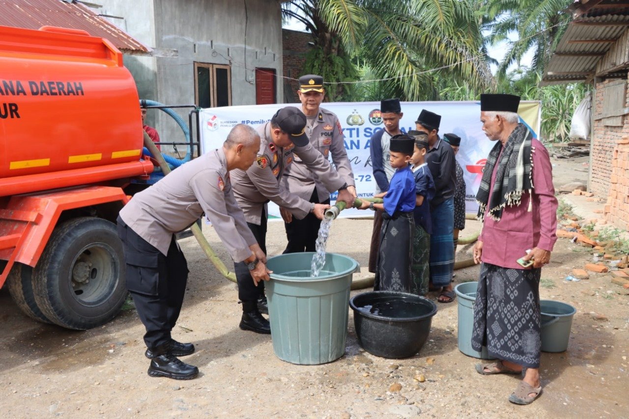 HUT ke 72 Humas Polri, Polres Aceh Timur Bantu Air Bersih di Dayah Baitul Huda