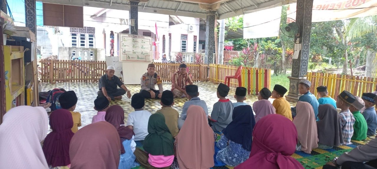 TPA Ayeum Mata Terima Bantuan Polri Peduli Budaya Literasi Polsek Pantee Bidari, Polres Aceh Timur