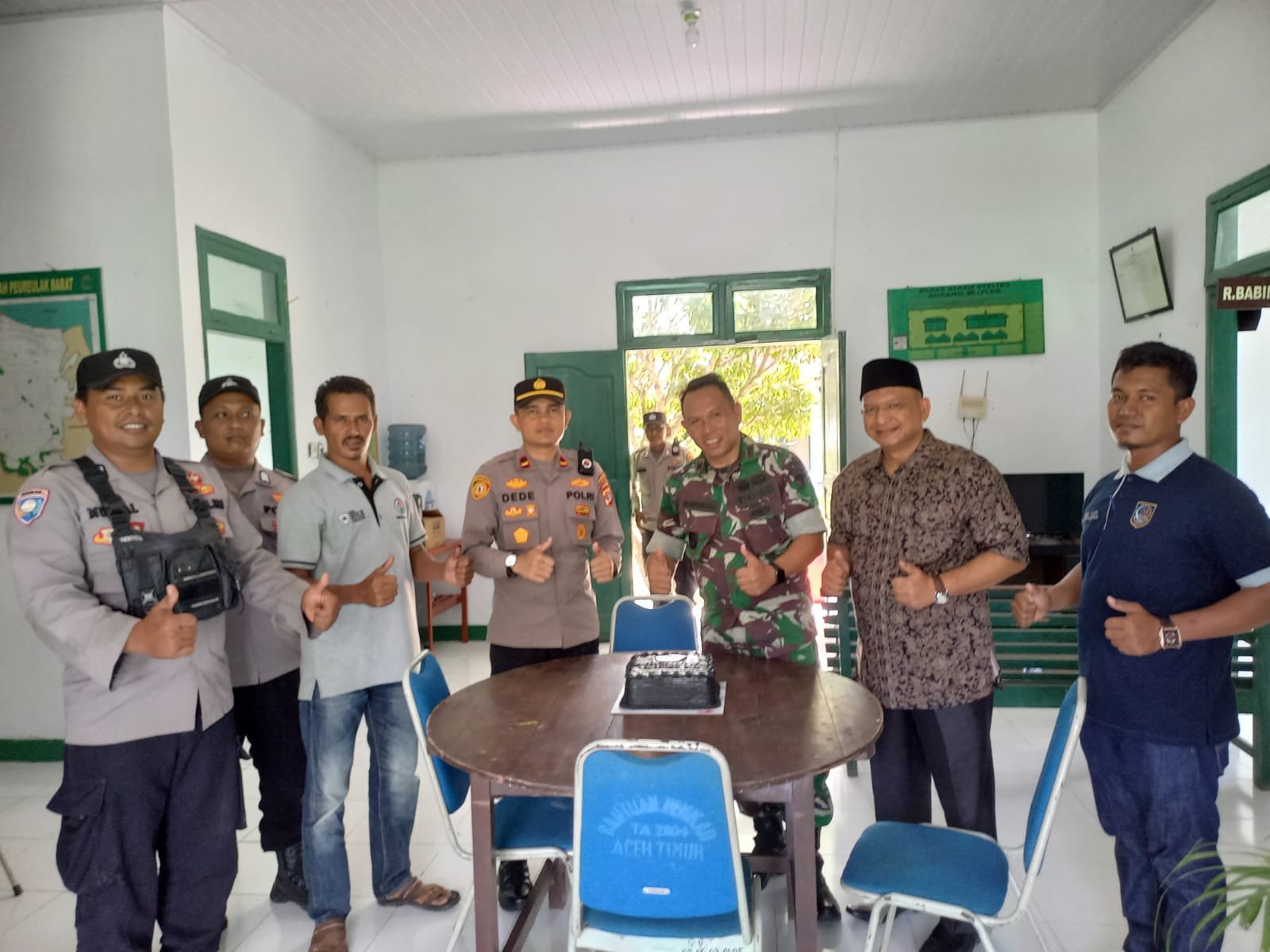 Kapolsek Perlak barat Memberikan Ucapan selamat hari Peringatan HUT TNI Ke-78 Tahun