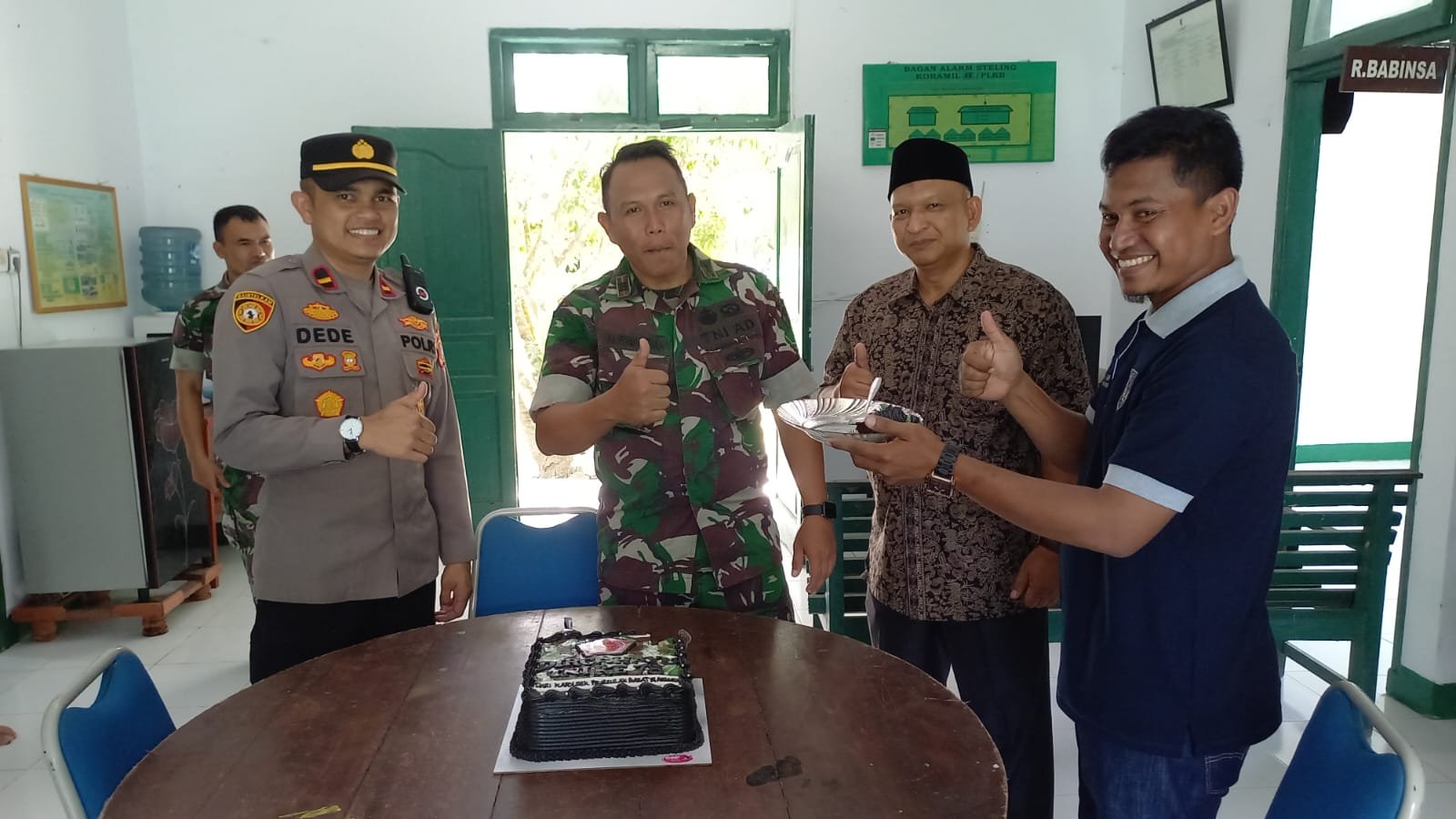 Kapolsek Perlak barat Memberikan Ucapan selamat hari  Peringatan HUT TNI Ke-78 Tahun