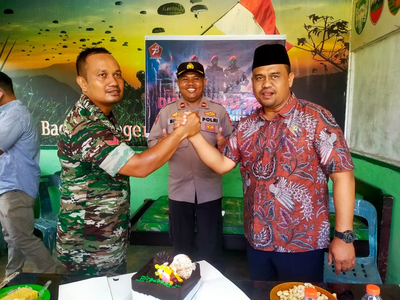 Pemberian ucapan dalam peringatan HUT TNI ke 78 kepada Personil Koramil 09 Nurussalam kabupaten Aceh Timur