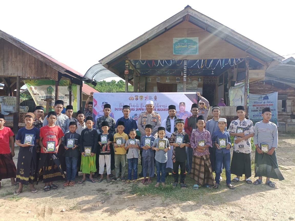 Kegiatan Polri Peduli Budaya Literasi Distribusi Buku Sampai Pelosok Nusantara di Dayah Bustanul Shadiqin di Desa. Beurandang kec. Nurussalam kab. Aceh Timur.