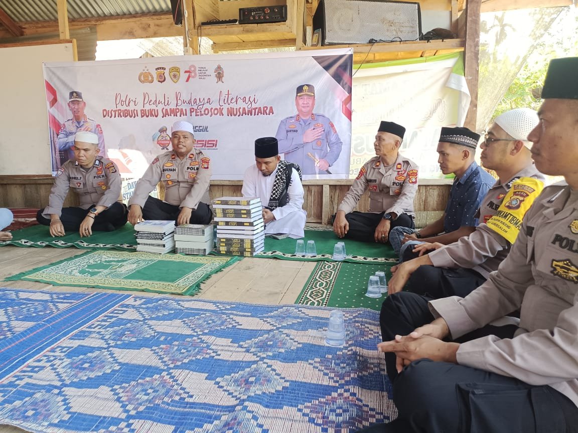 Kegiatan Polri Peduli Budaya Literasi Distribusi Buku Sampai Pelosok Nusantara di Dayah Bustanul Shadiqin di Desa. Beurandang kec. Nurussalam kab. Aceh Timur.