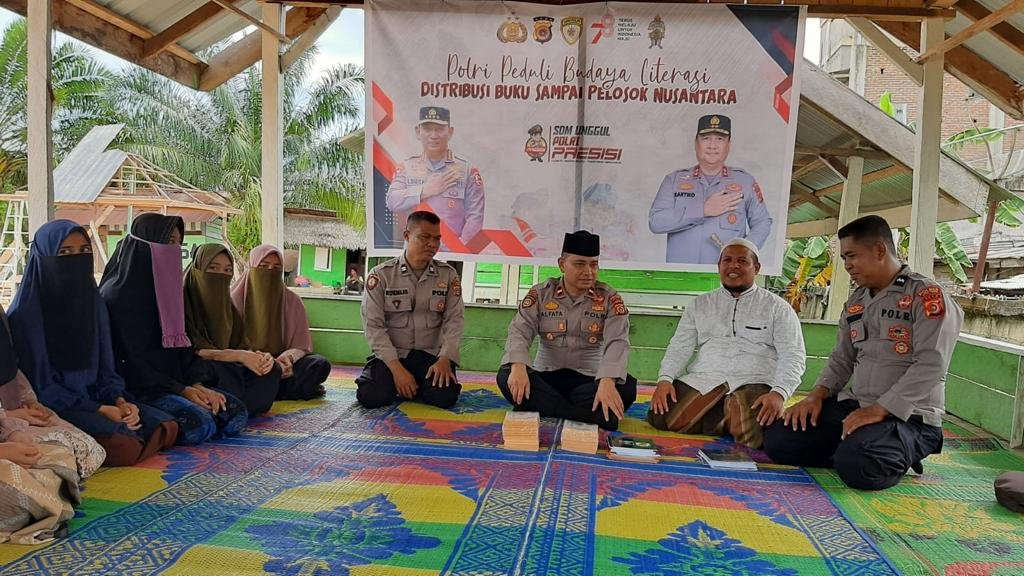 Peduli Budaya Literasi, Polsek Indra Makmu Polres Aceh Timur Serahkan Bantuan Kitab ke Dayah Bustanul Hidayah