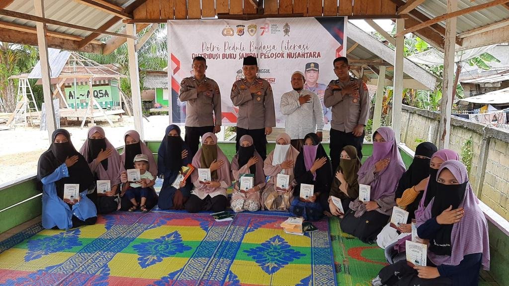 Peduli Budaya Literasi, Polsek Indra Makmu Polres Aceh Timur Serahkan Bantuan Kitab ke Dayah Bustanul Hidayah