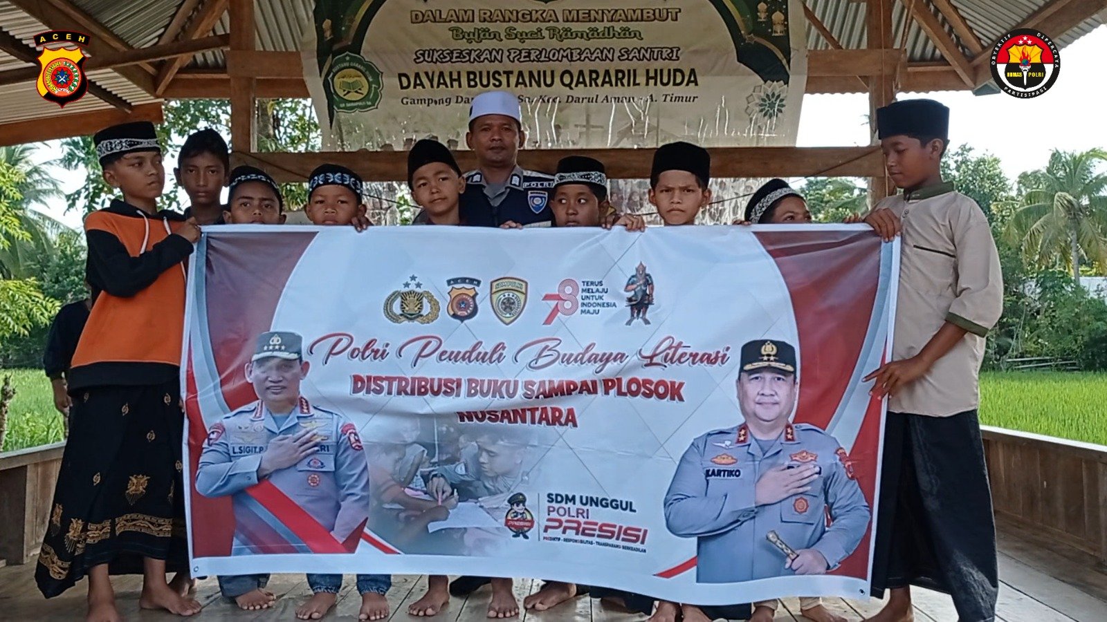 Kapolsek Darul Aman Iptu Syamsul Bahri, S.H., Menyerahkan Al-Qur'an Ke Dayah Bustanu Qararil Huda Kecamatan Darul Aman