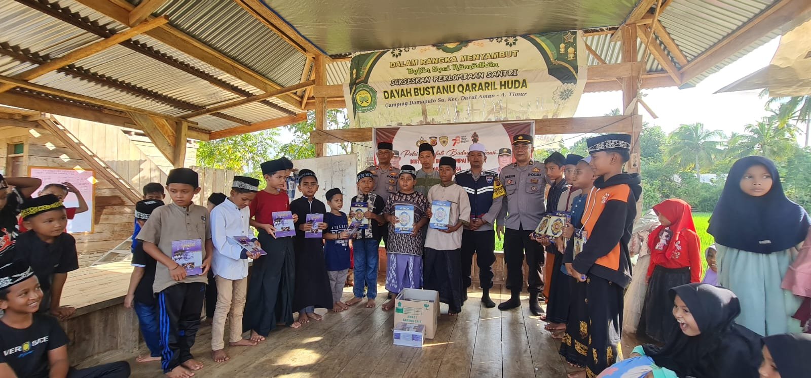 Kapolsek Darul Aman Iptu Syamsul Bahri, S.H., Menyerahkan Al-Qur'an Ke Dayah Bustanu Qararil Huda Kecamatan Darul Aman