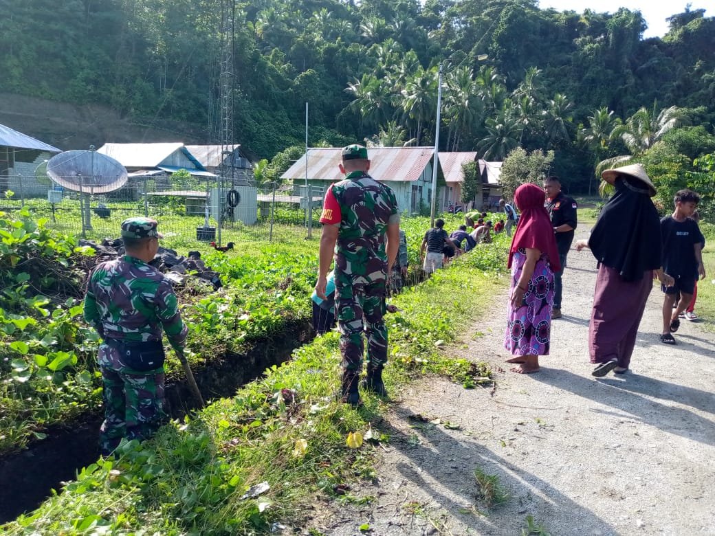 Danramil 1509 - 01 Bacan Menggandeng Babinsa Berkunjung Di Desa Kaputusang