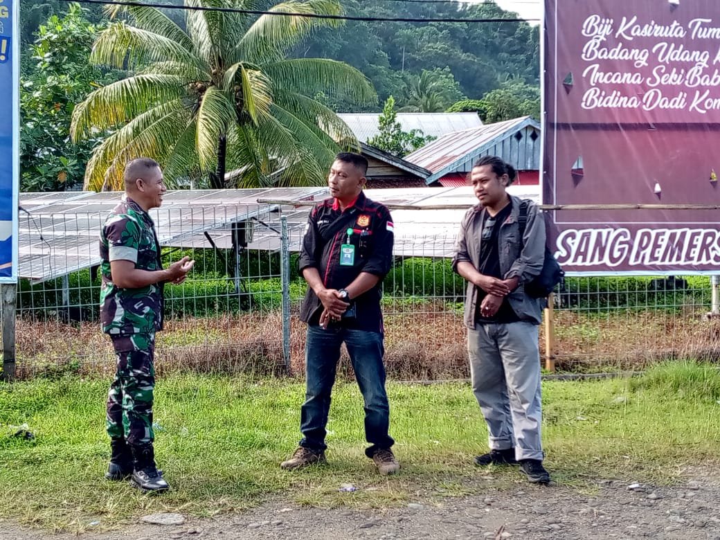 Danramil 1509 - 01 Bacan Kapten CZi Mustamin Bersama Dengan Wartawan Media Majalah Global