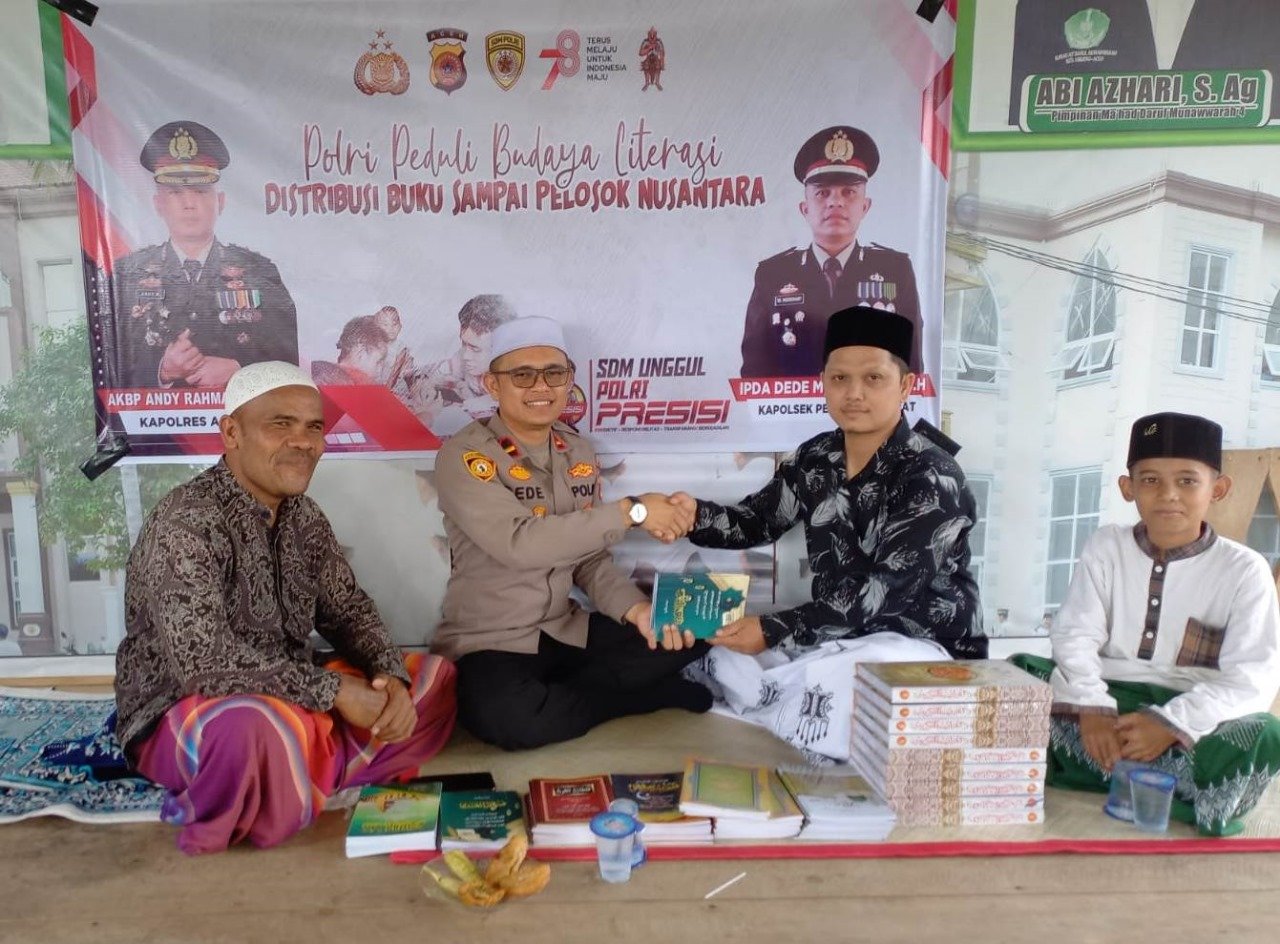 Polsek Peureulak Barat Polres Aceh Timur Peduli Literasi, Bagikan 105 Al Quran dan Kitab