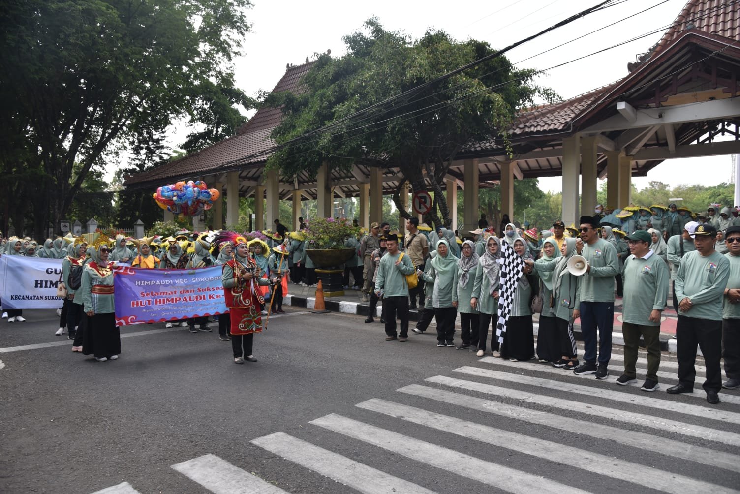 Gus Muhdlor Sumbang Hadiah Satu Motor Matic di Acara Jalan Sehat HUT ke 18 Himpaudi