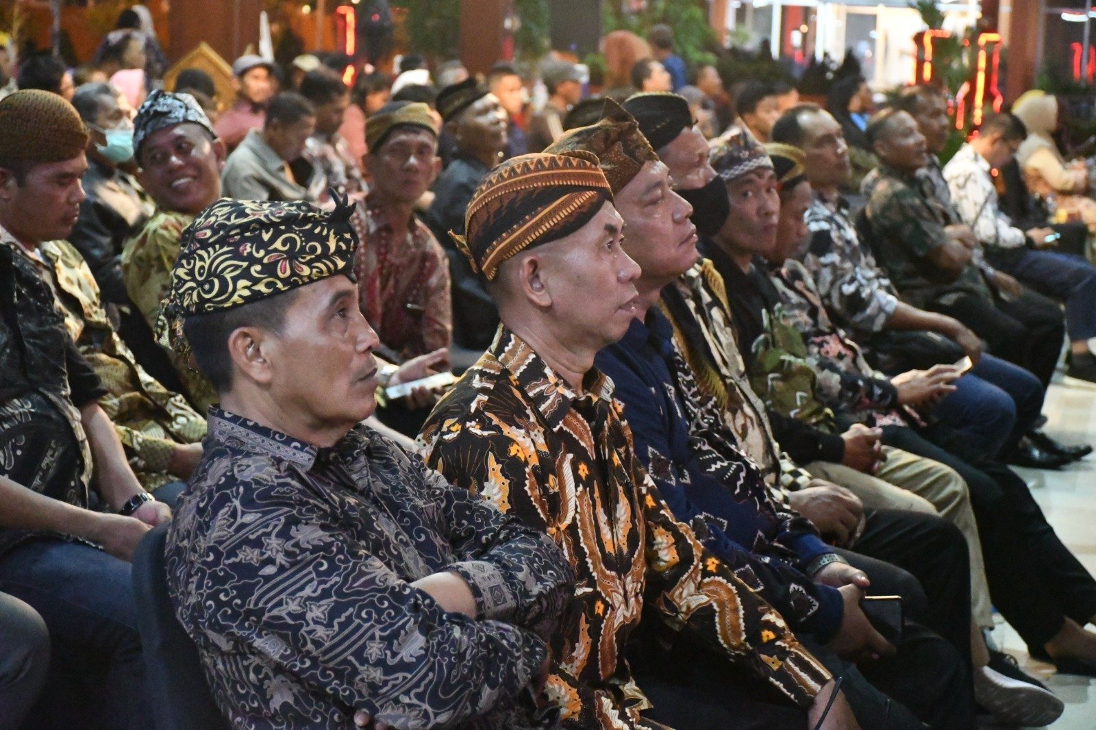 HUT Ke-78 TNI Forkopimda Mojokerto Nonton Bareng Pagelaran Wayang Kulit Lakon Bimo Kridho