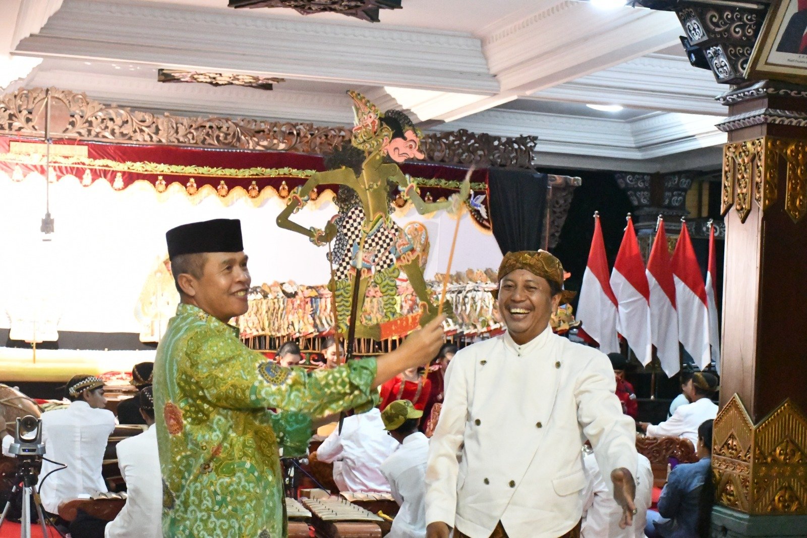 HUT Ke-78 TNI Forkopimda Mojokerto Nonton Bareng Pagelaran Wayang Kulit Lakon Bimo Kridho