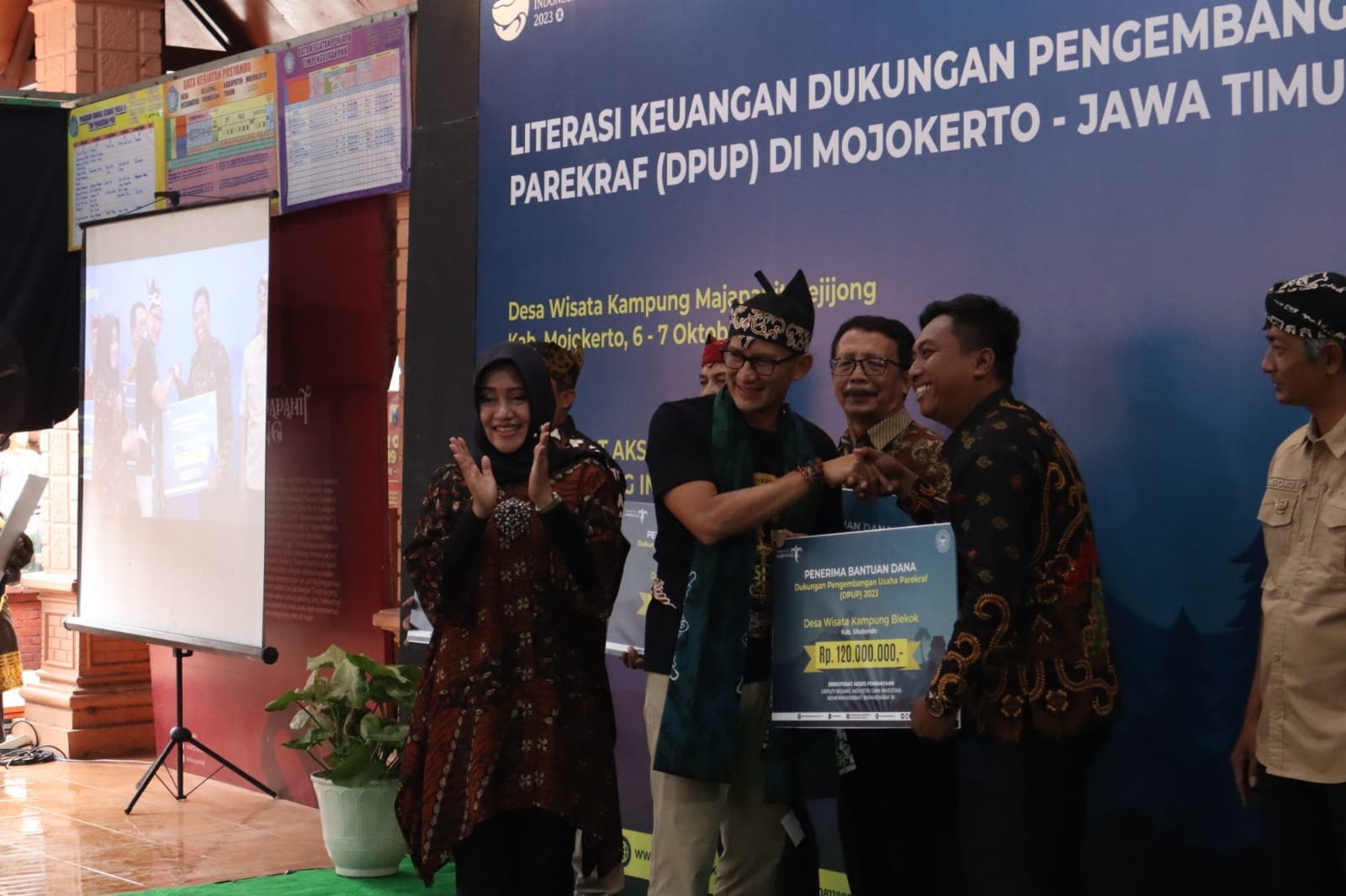 Terima Bantuan DPU-Parekraf Dari Kemenparekraf RI, Bupati Ikfina Harap Dapat Picu Semangat Warga Desa Wisata Kampung Majapahit