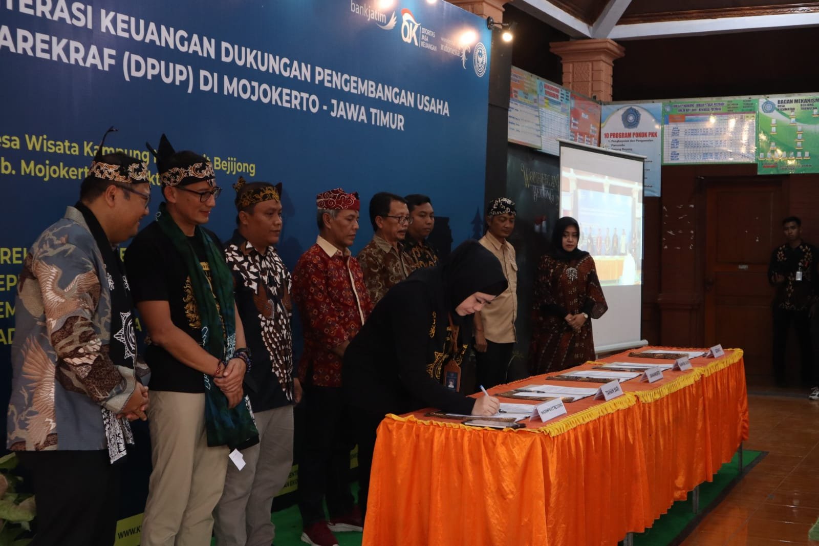 Terima Bantuan DPU-Parekraf Dari Kemenparekraf RI, Bupati Ikfina Harap Dapat Picu Semangat Warga Desa Wisata Kampung Majapahit