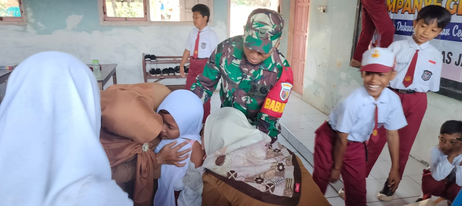 Babinsa Koramil 0815/15 Jatirejo Dampingi Nakes Imunisasi BIAS