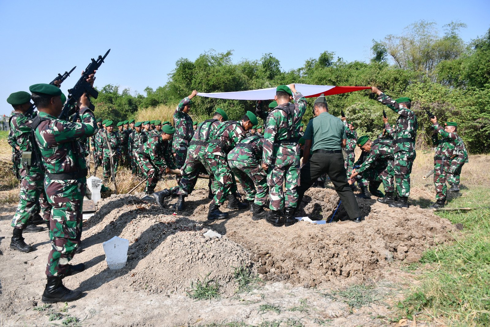 Tembakan Salvo Iringi Serma Sugeng Priyono Ke Perisitirahatan Terakhir