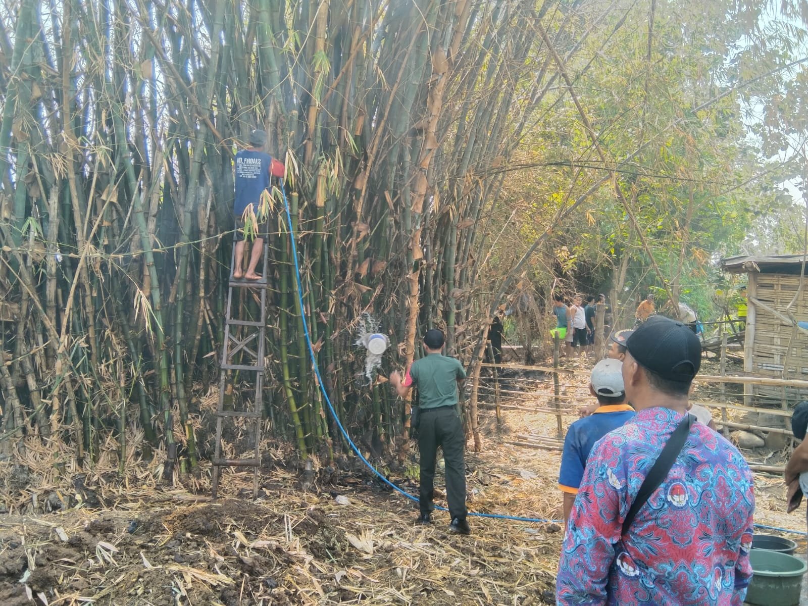 Babinsa Koramil 0815/15 Jatirejo Bareng Warga Padamkan Kobaran Api