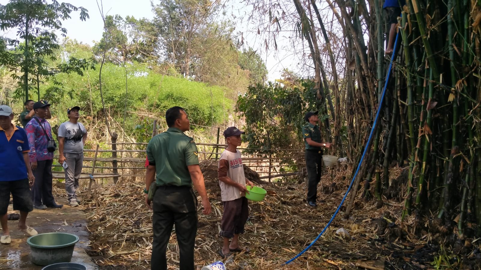 Babinsa Koramil 0815/15 Jatirejo Bareng Warga Padamkan Kobaran Api