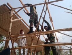Koramil Pacet Bareng Warga Karya Bakti Perbaiki TPQ Al- Azharurrohmah