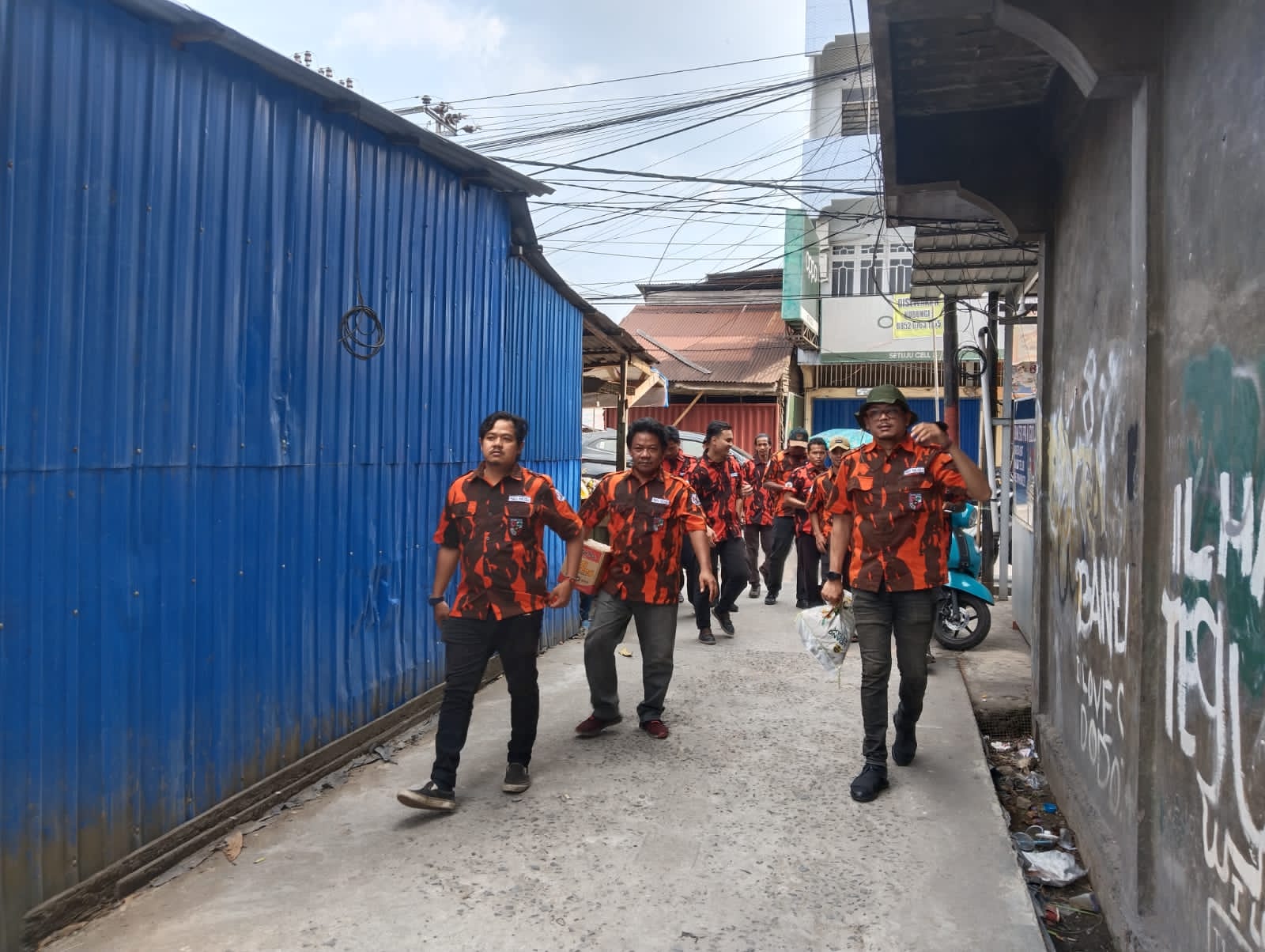 Di Komandoi Yogi ,MPC PP Kabupaten Tanjab Barat Berikan Puluhan Sembako Bagi Korban Kebakaran di Kualatungkal