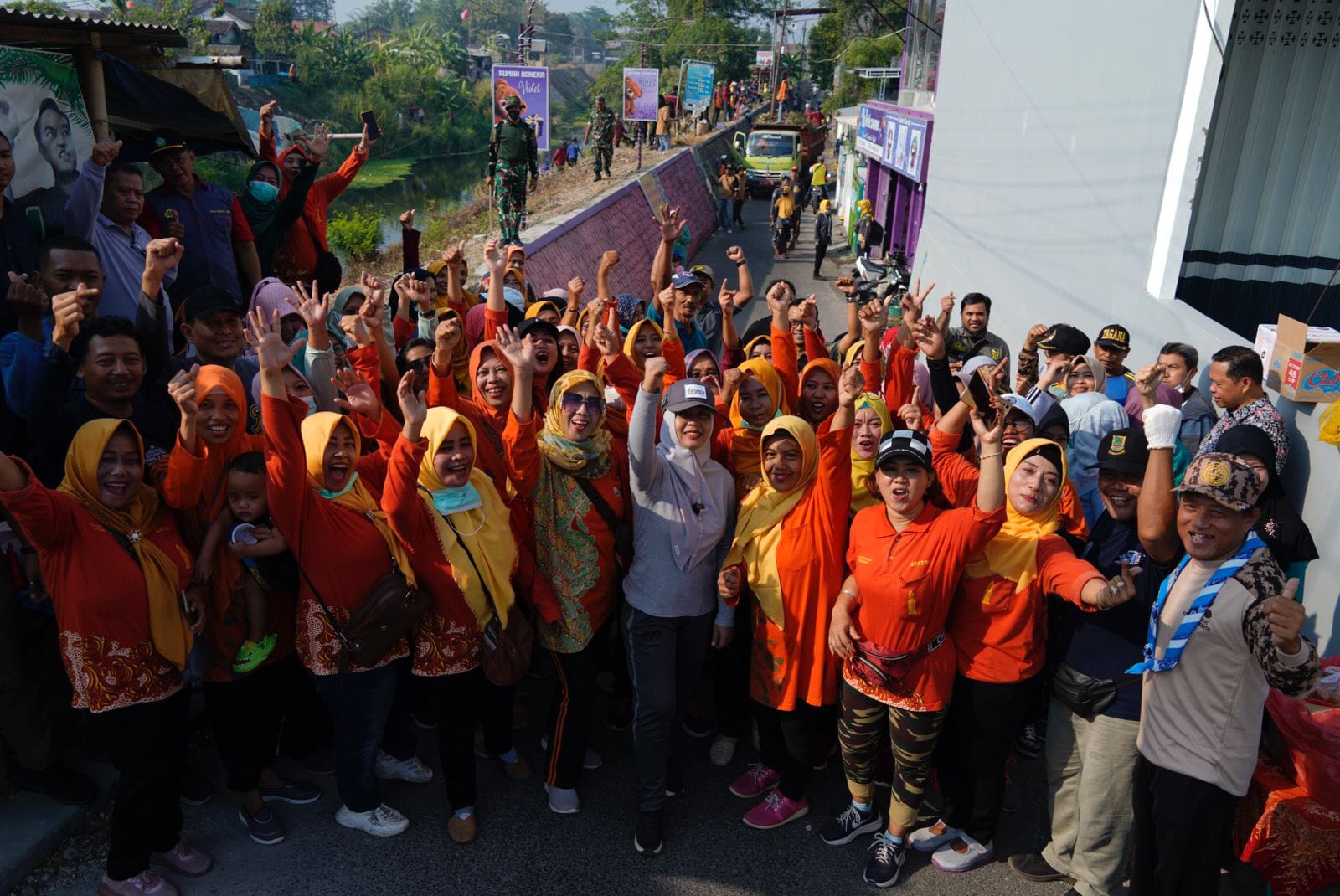 Bergerak Serentak, Wali Kota Mojokerto Bersama Relawan Bersihkan Sungai