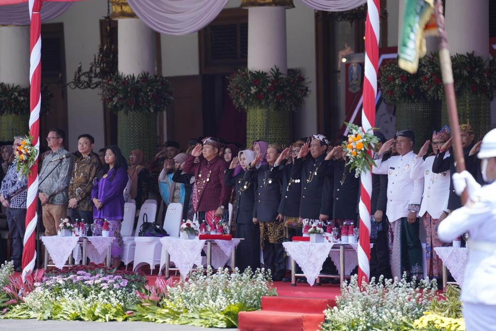 Hari Jadi Ke-78 Jatim, Wali Kota Mojokerto Terima Penghargaan Lencana Jer Basuki Mawa Beya