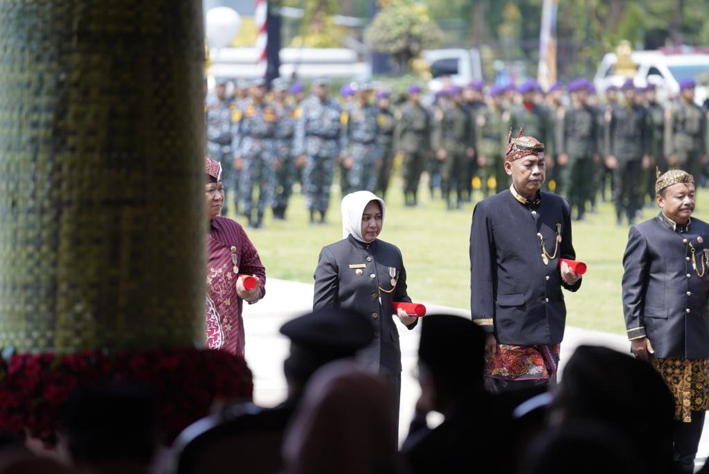 Hari Jadi Ke-78 Jatim, Wali Kota Mojokerto Terima Penghargaan Lencana Jer Basuki Mawa Beya