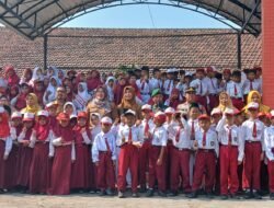 Upacara Bendera, Danramil Puri Bareng Forkopimcam Berikan Edukasi Di SDN 1 Sumbergirang