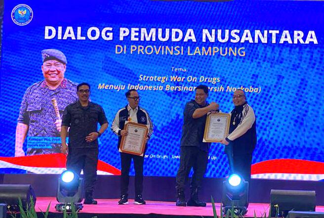 Berperan Aktif Wujudkan P4GN, Ketua GRANAT Lampung Dan Bupati Way Kanan Raih Penghargaan BNN RI