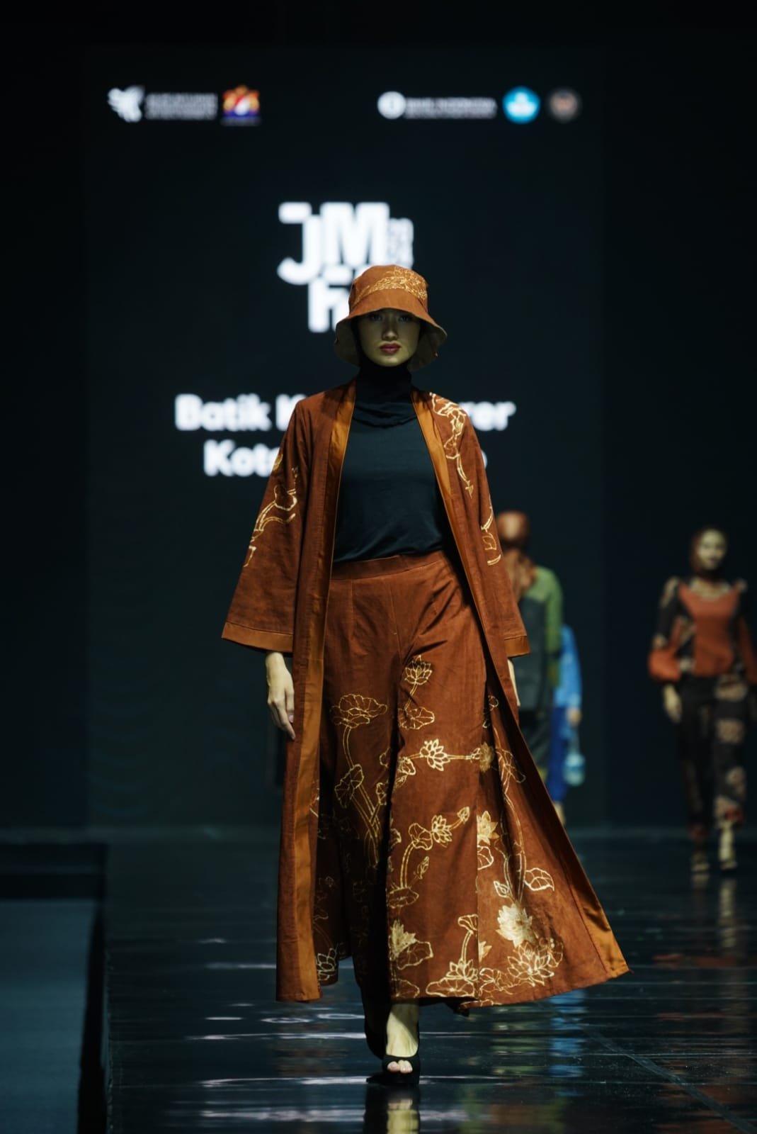 Makin Dikenal, Batik Kontemporer Kota Mojokerto Menjadi Bagian JMFW 2024