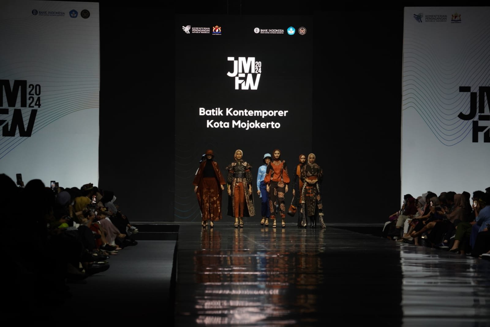 Makin Dikenal, Batik Kontemporer Kota Mojokerto Menjadi Bagian JMFW 2024