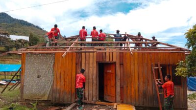 Peduli Pembangunan, Satgas Pamrahwan 721 Bangun Rumah Untuk Warga